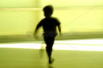 Die Silhouette eines rennenden Jungen