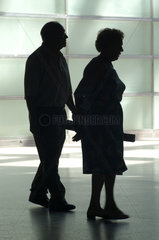 Die Silhouette eines Rentnerpaares mit Messlatte