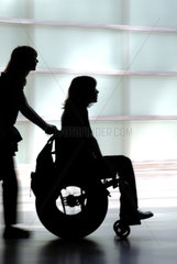 Die Silhouette einer Frau im Rollstuhl