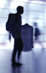 Silhouette eines Mannes  der sein Hemd am Buegel traegt