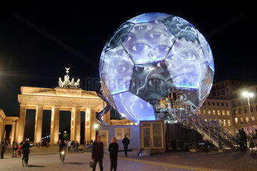 Begehbarer Fussball am Brandenburger Tor in Berlin