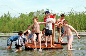Potsdam  Deutschland  auf einem Floss spielende Kinder