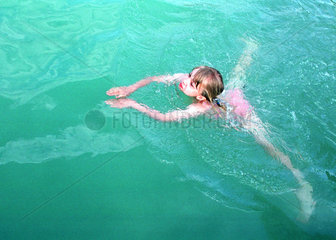 Ein schwimmendes Maedchen