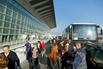 Warschau  Polen  spanische Reisegruppe am Haupteingang des Warsaw Chopin Airport