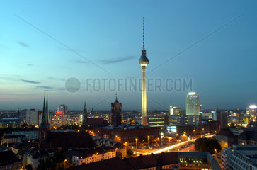 Stadtansicht: Fernsehturm u. Alexanderplatz in Berlin