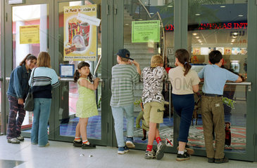 Berlin  Deutschland  Kinder warten in einer Reihe vor einem Kino