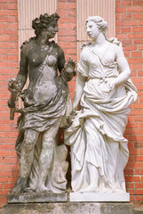 Potsdam  Deutschland  eine restaurierte Statue steht neben einer alten Statue