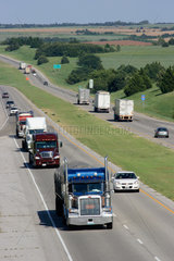 Walnut  USA  Trucks auf einem Highway