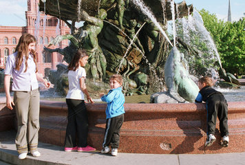 Berlin  Deutschland  spielende Kinder am Neptunbrunnen