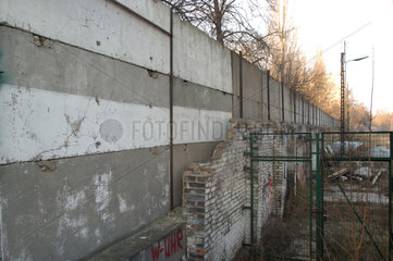 Ein Rest der Berliner Mauer  ehemalige Grenze