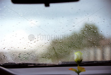 Regentropfen auf der Frontscheibe eines Autos