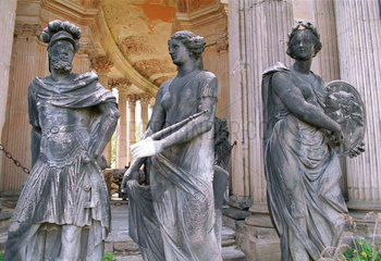 Potsdam  Deutschland  Statuen stehen fuer die Restauration bereit