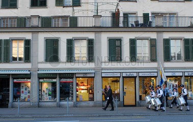 Zuerich  Einkaufsstrasse in der Altstadt