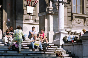Wien  Oesterreich  Studenten auf der Treppe der Wiener Universitaet