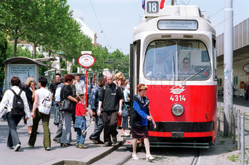Wien  Oesterreich  Leute beim Ein-und Aussteigen in die Strassenbahn