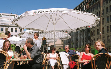 Berlin  Deutschland  Leute sitzen an Tischen eines Cafés am Gendarmenmarkt