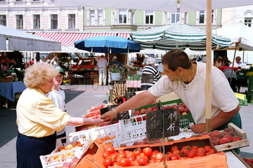 Wien  Oesterreich  Markt auf dem Karmeliterplatz