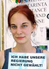 Wien  Oesterreich  Studentin mit Schild gegen die Regierung