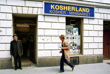 Wien  Oesterreich  juedischer Lebensmittelladen Kosherland