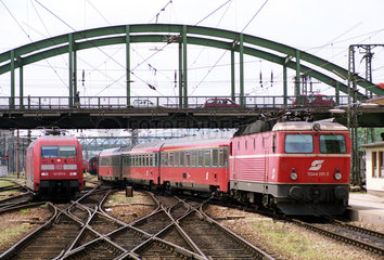 Wien  Oesterreich  Zuege der Oesterreichischen Bundesbahn und der Deutschen Bahn