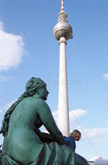 Berlin  Deutschland  Brunnenfigur vor Fernsehturm auf dem Alexanderplatz
