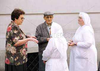 Wien  Oesterreich  Gespraechsrunde mit katholischen Schwestern