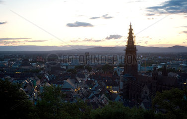 Freiburg im Breisgau  Deutschland  die Altstadt mit Muenster im Abendlicht