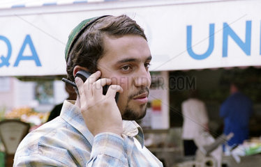 Wien  Oesterreich  juedischer junger Mann telefoniert mit seinem Handy