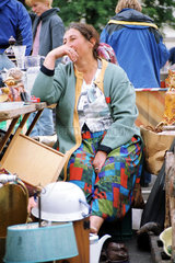 Wien  Oesterreich  Jugoslawische Haendlerin auf einem Flohmarkt