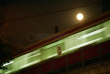 Fahrende S-Bahn bei Mondschein