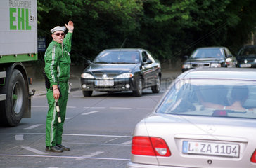 Potsdam  Deutschland  Verkehrspolizist regelt den Strassenverkehr