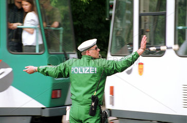 Potsdam  Deutschland  Verkehrspolizist vor einer Strassenbahn