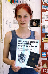 Wien  Oesterreich  Studentin mit einem Schild gegen die Regierung