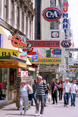 Wien  Oesterreich  Einkaufsstrasse mit Geschaeftsschildern