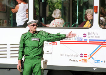 Potsdam  Deutschland  Verkehrspolizist vor einer Potsdamer Strassenbahn