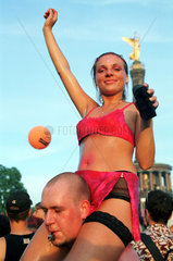Berlin  Deutschland  Jugendliche auf der Loveparade  im Hintergrund Siegessaeule