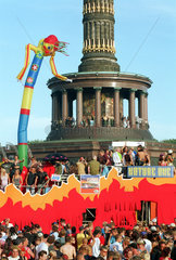 Berlin  Deutschland  Szene auf der Loveparade und Teil der Siegessaeule