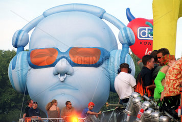 Berlin  Deutschland  Ballon in Form eines Kopfes mit Kopfhoerer auf der Loveparade