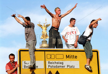 Berlin  Deutschland  Jugendliche auf einem Strassenschild auf der Loveparade