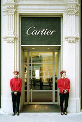 Wien  Oesterreich  zwei Damen stehen zur Zierde vor -Cartier-