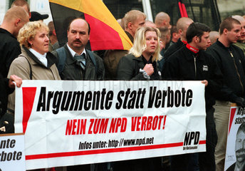 Berlin  Deutschland  Demonstranten der rechten Partei NPD mit NPD-Plakat
