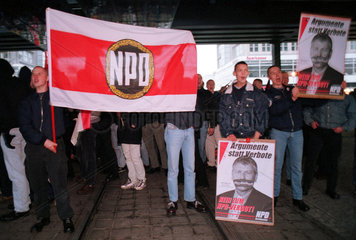 Berlin  Deutschland  Demonstranten mit Plakaten und NPD-Fahne