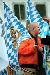 Berlin  Deutschland  NPD-Demonstrant mit bayerischer Landesfahne
