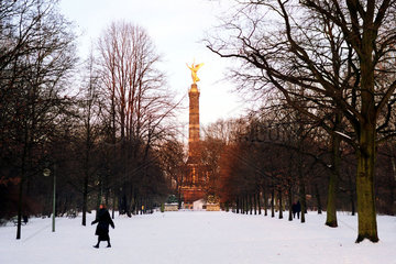 Berlin  Deutschland  Tiergarten mit Siegessaeule und Schnee