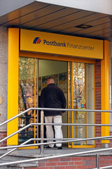 Berlin  Deutschland  Mann betritt Postbank Finanzcenter