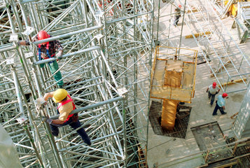 Berlin  Deutschland  Bauarbeiter arbeiten in einem Stahlgeruest