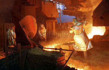 Eisenhuettenstadt  Deutschland  Stahlarbeiter beim Hochofenabstich