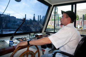 Hamburg  Deutschland  Barkassenfuehrer waehrend einer Hafenrundfahrt