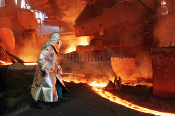Eisenhuettenstadt  Deutschland  Stahlarbeiter beim Abstich des Roheisens und Schlacke