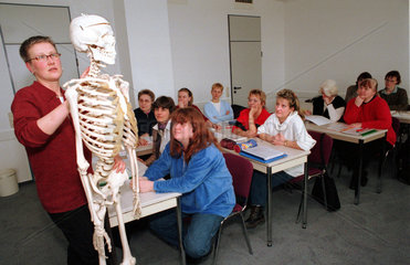 Berlin  Deutschland  Lehrerin lehrt anhand eines Skelettes Anatomie